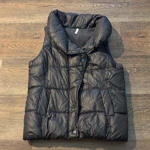 Old Navy Women's Puffer Vest size M